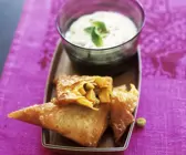 Gemüse-Samosas mit Joghurtdip (Raita)