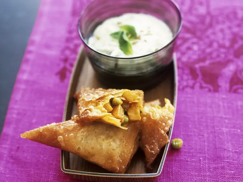 Gemüse-Samosas mit Joghurtdip (Raita)