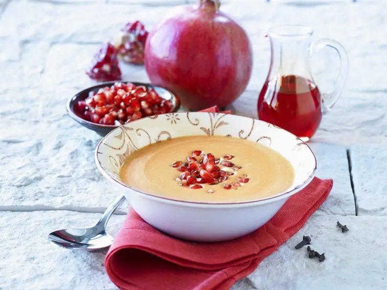 Granatapfelsuppe mit Nelken