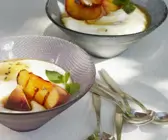 Joghurtcreme mit Grill-Pfirsich und Lavendelhonig