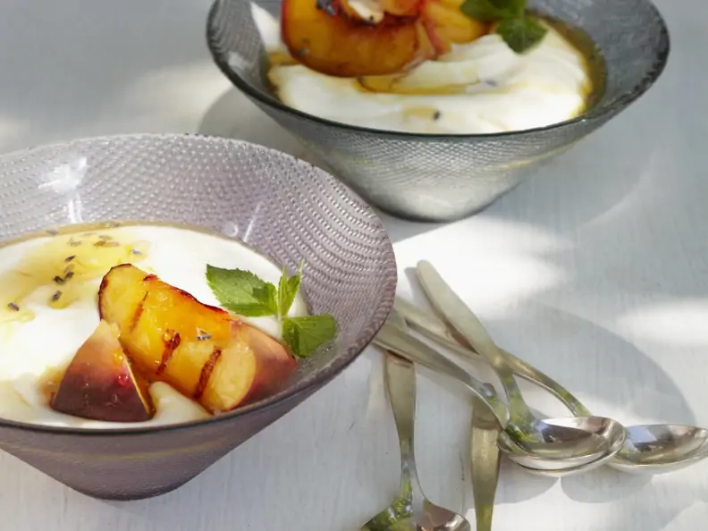 Joghurtcreme mit Grill-Pfirsich und Lavendelhonig