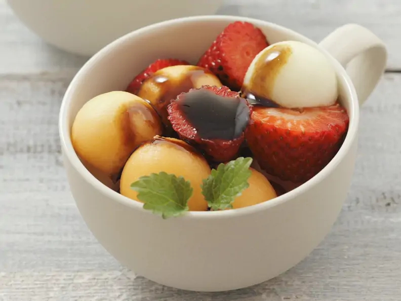 Melonen-Erdbeer-Salat mit Balsamico-Dressing