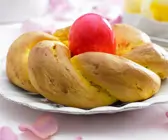 Safran-Hefezopf zu Ostern