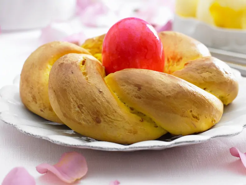 Safran-Hefezopf zu Ostern