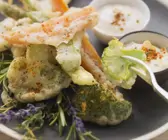 Frittiertes Gemüse mit zwei Soßen