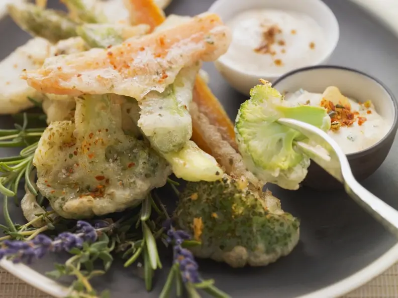 Frittiertes Gemüse mit zwei Soßen