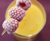 Mangoshake mit kalten Himbeeren