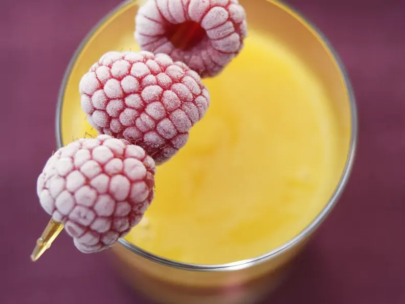 Mangoshake mit kalten Himbeeren