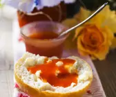 Brötchen mit Hagebuttenkonfitüre