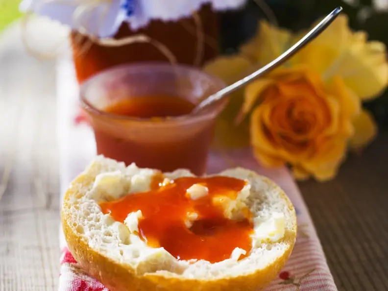 Brötchen mit Hagebuttenkonfitüre
