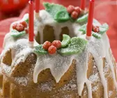 Weihnachtlicher Gugelhupf mit Walnüssen