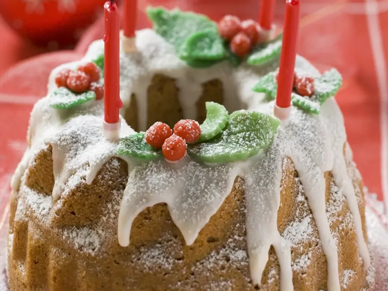Weihnachtlicher Gugelhupf mit Walnüssen