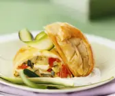 Strudel mit Gemüsefüllung in Joghurtsoße