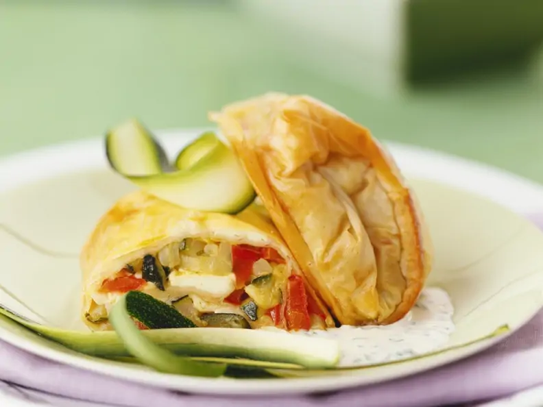 Strudel mit Gemüsefüllung in Joghurtsoße