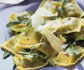 Ravioli mit Rucola und Parmesan