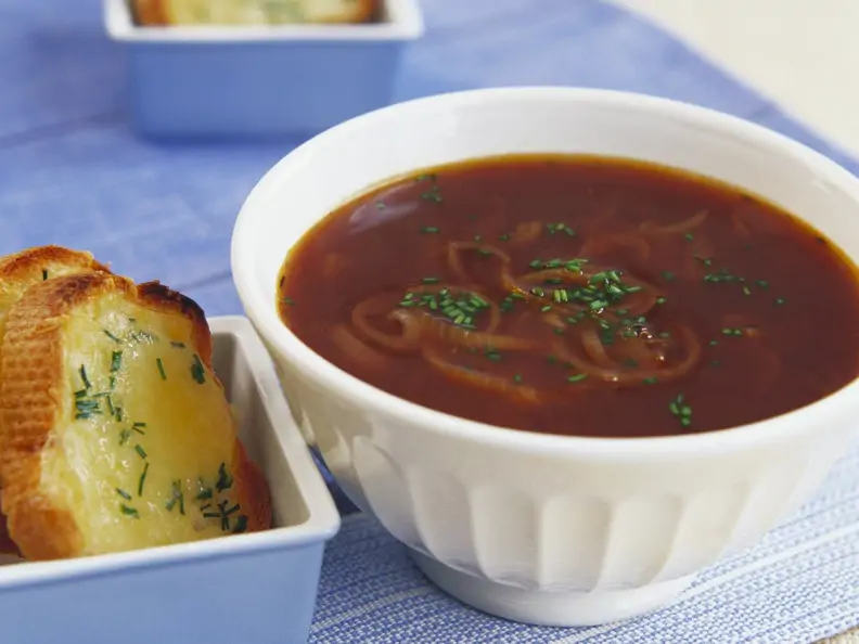 Ochsenschwanzsuppe mit Toast