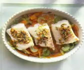 Lengfischfilet mit Senfbutter und Gemüsebett