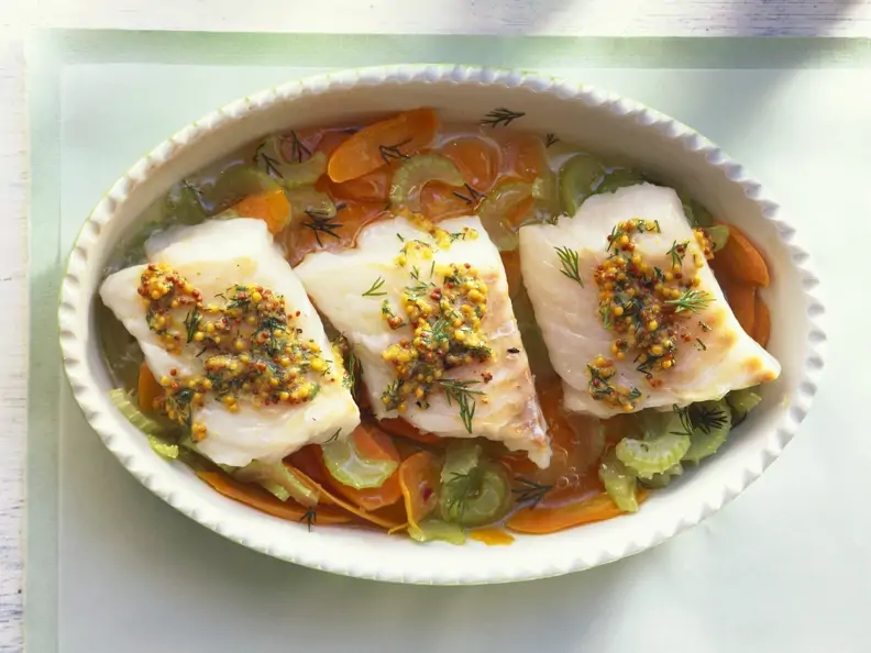 Lengfischfilet mit Senfbutter und Gemüsebett