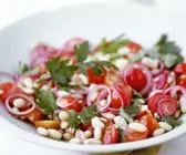 Bohnen-Tomaten-Salat mit Zwiebeln