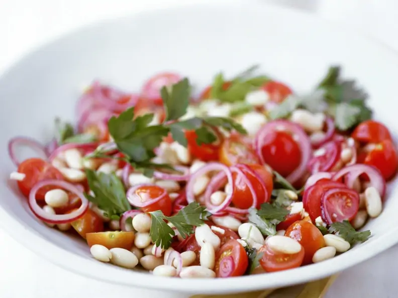 Bohnen-Tomaten-Salat mit Zwiebeln