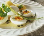 Eier mit Senf-Sahnesoße