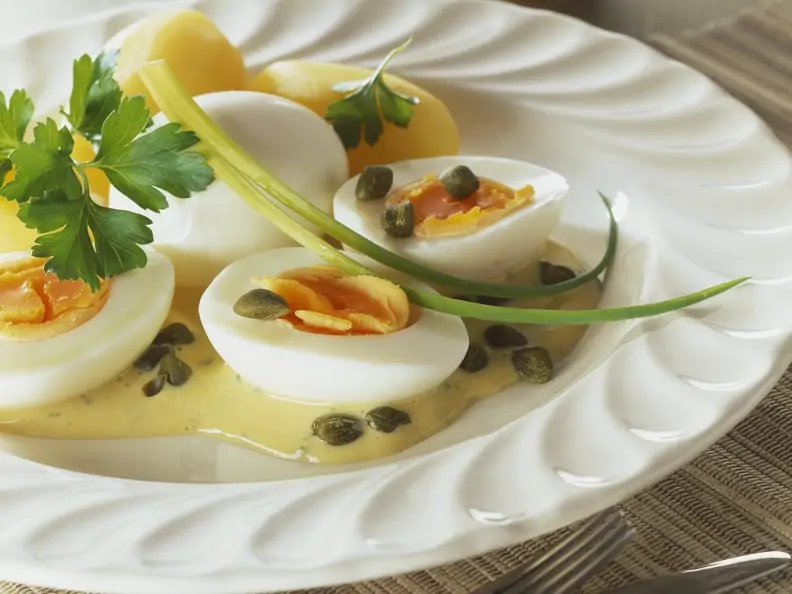 Eier mit Senf-Sahnesoße