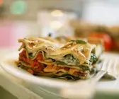Vegetarische Lasagne mit Tomaten und Spinat