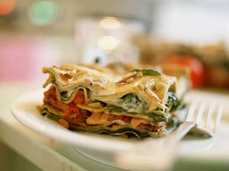 Vegetarische Lasagne mit Tomaten und Spinat
