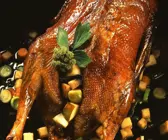 Gebratene Gans mit Quitten und Frühlingszwiebeln