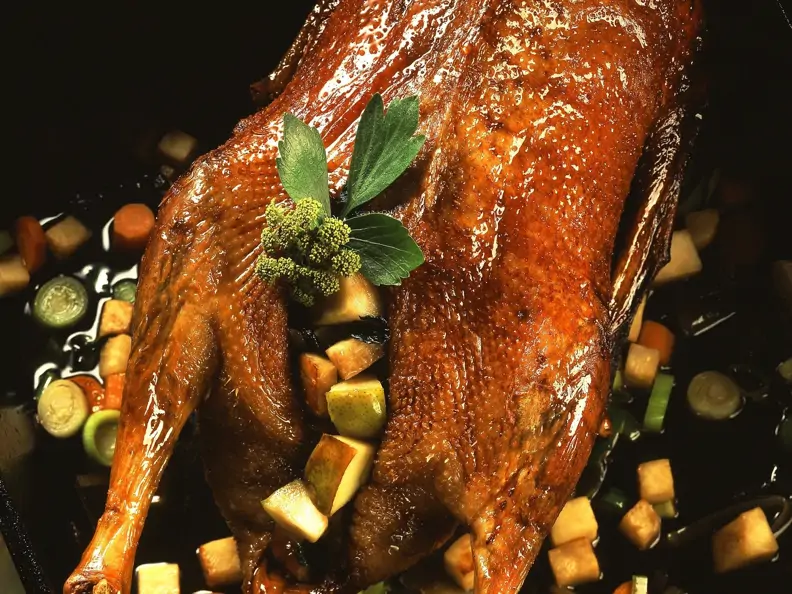 Gebratene Gans mit Quitten und Frühlingszwiebeln