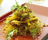 Gebratene Asia-Nudeln mit Tintenfisch und Mango