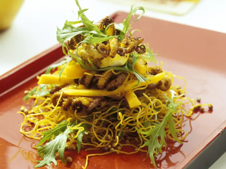 Gebratene Asia-Nudeln mit Tintenfisch und Mango
