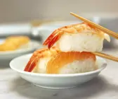 Sushi mit Garnele oder Lachs