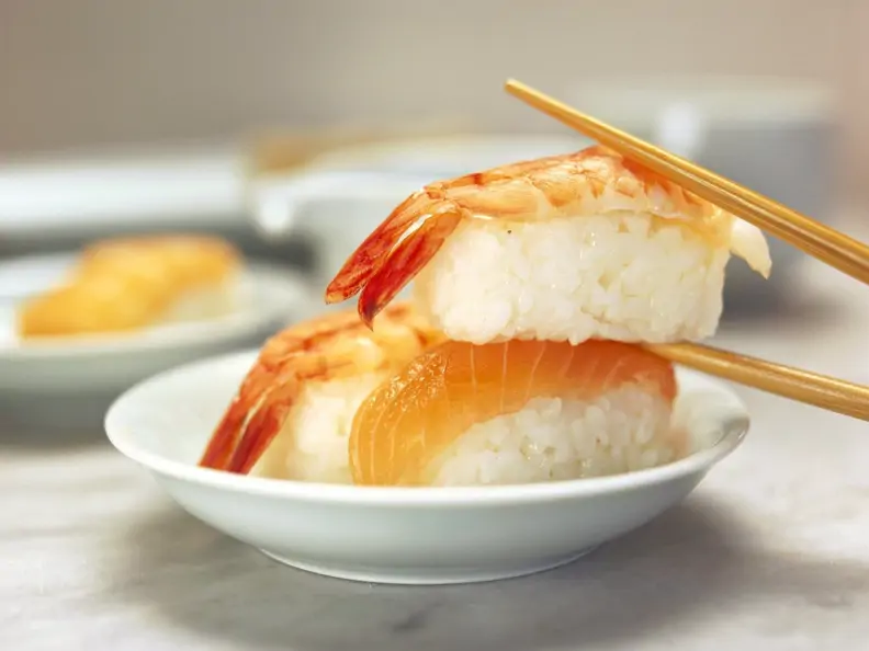 Sushi mit Garnele oder Lachs