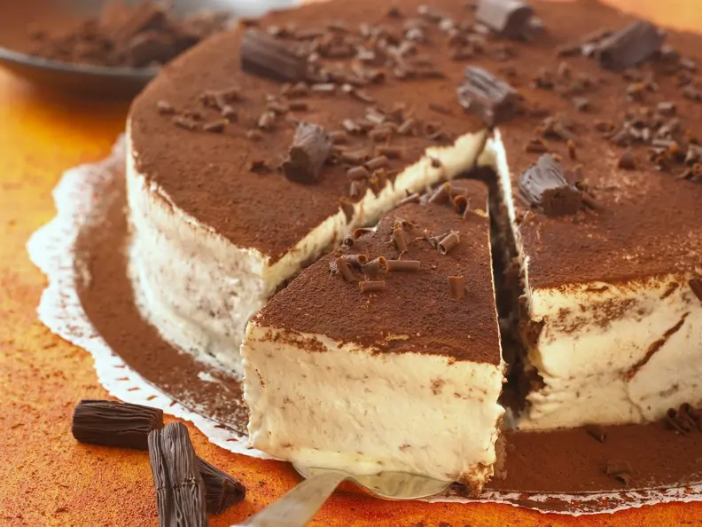 Tiramisu-Kuchen mit Schokoladenraspeln