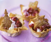 Vanillecreme-Törtchen mit Himbeeren