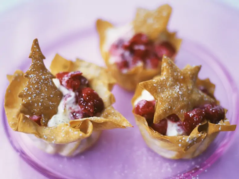 Vanillecreme-Törtchen mit Himbeeren
