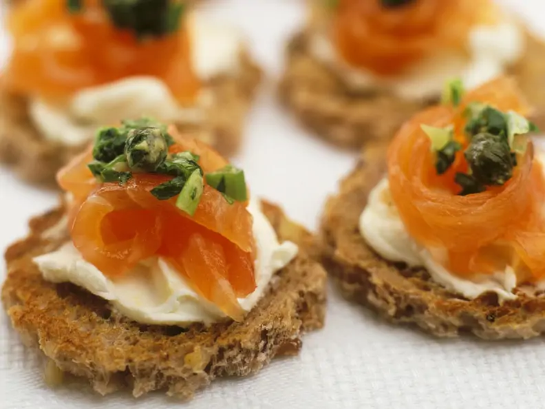 Lachs-Canapes mit Kapern