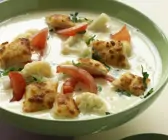 Cremige Blumenkohlsuppe mit Tomaten und Croutons