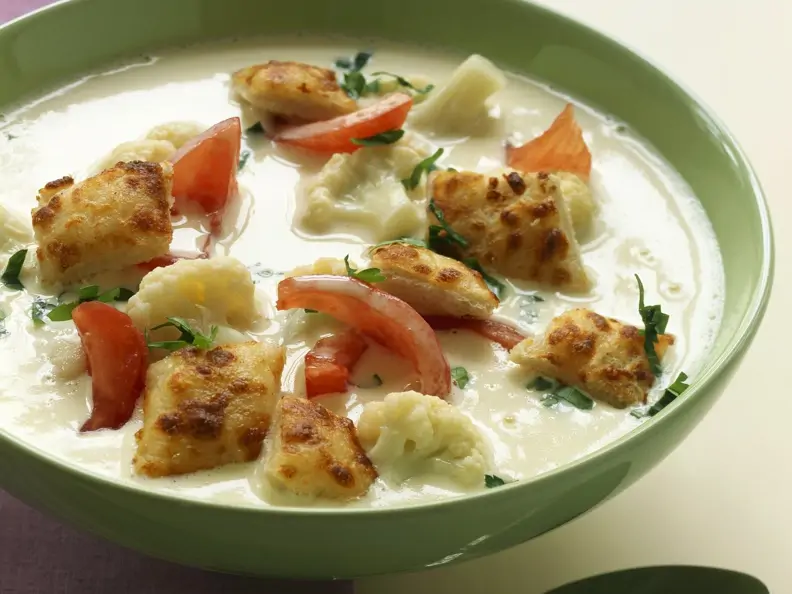 Cremige Blumenkohlsuppe mit Tomaten und Croutons