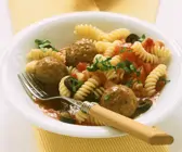 Pasta mit Hackbällchen, Tomaten und Oliven