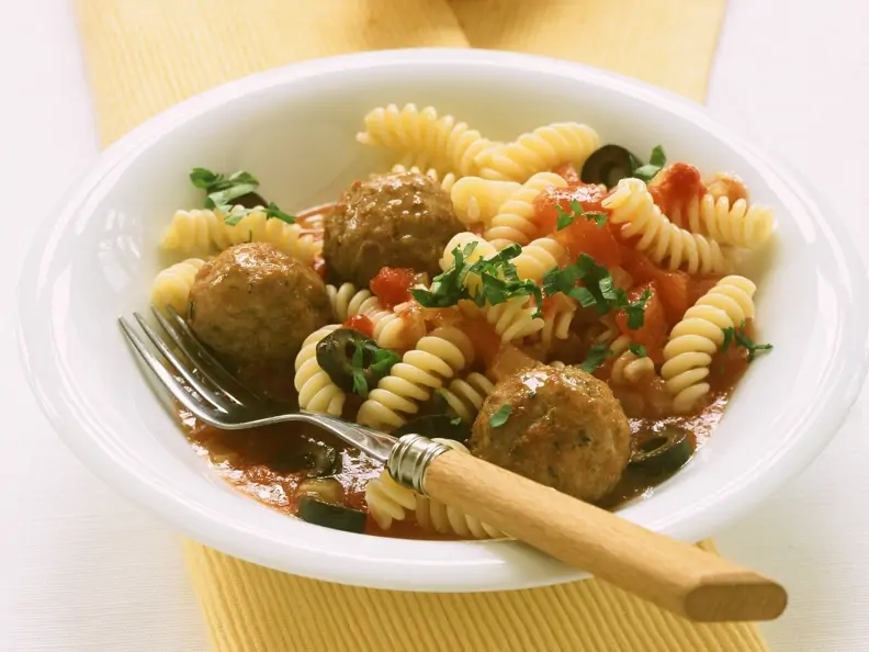 Pasta mit Hackbällchen, Tomaten und Oliven