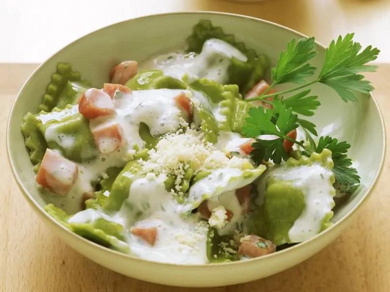 Ravioli mit Sahnesoße und Schinken