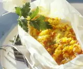 Fisch mit Ingwer und Aprikosenreis im Backpapier