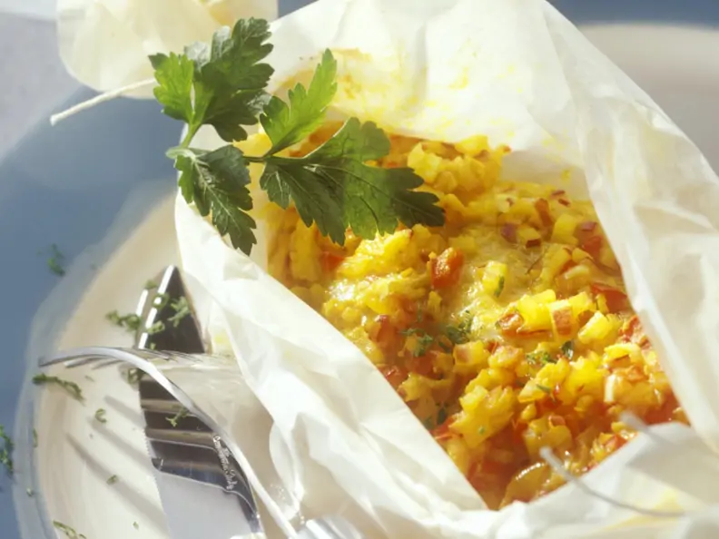 Fisch mit Ingwer und Aprikosenreis im Backpapier