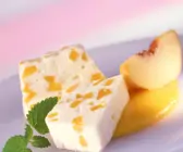 Buttermilchterrine mit Pfirsichen