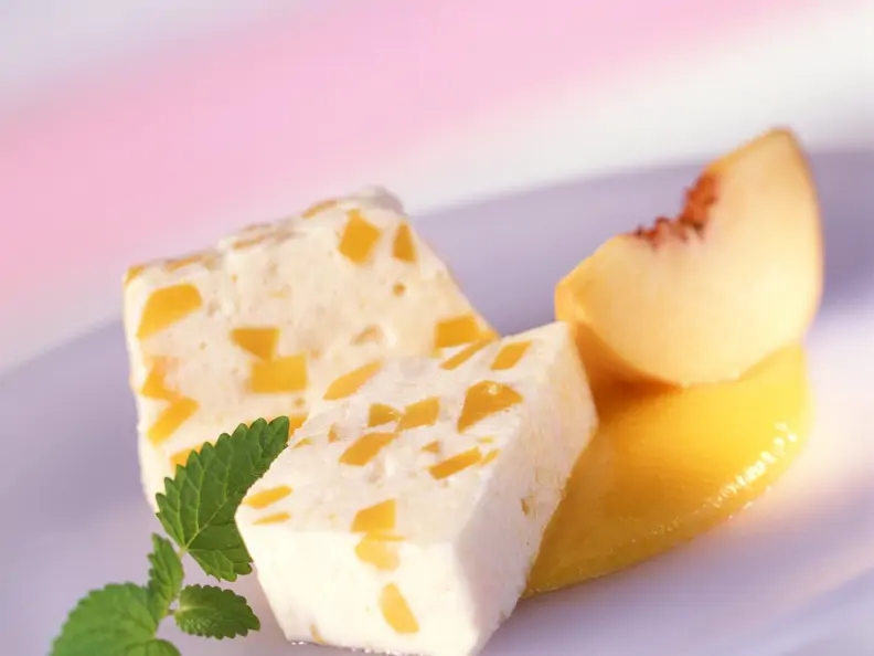 Buttermilchterrine mit Pfirsichen