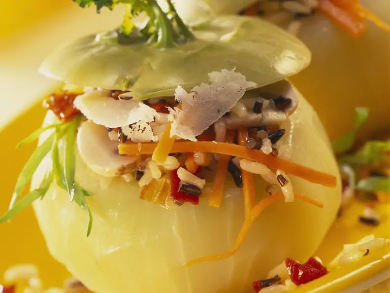 Kohlrabi mit Füllung aus Gemüse, Reis und Parmesan
