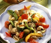 Pasta mit sommerlichem Gemüse und Kürbiskernen