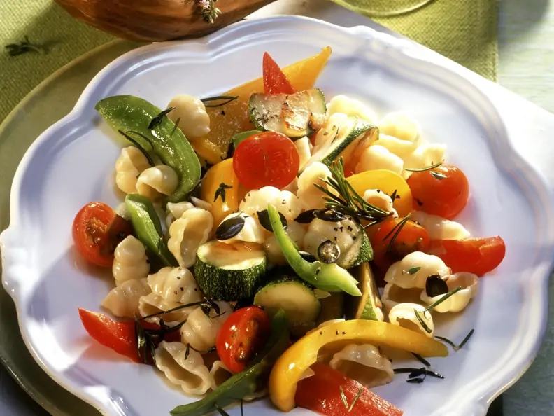 Pasta mit sommerlichem Gemüse und Kürbiskernen